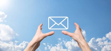 İş adamı elinde e-posta simgesi ile bizimle iletişim kurar ve kişisel bilgilerinizi spam postalarından korur. Müşteri hizmetleri çağrı merkezi bizimle iletişim kurar.