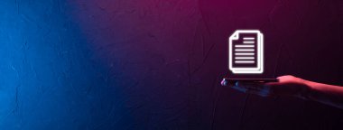 İş adamı elinde bir belge ikonu tutuyor Belge Yönetimi Veri Sistemi İş Dünyası İnternet Teknolojisi Kavramı. Şirket veri yönetim sistemi DMS .