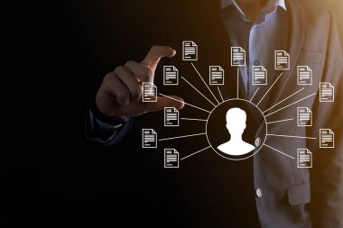 Belge Yönetim Sistemi DMS. İş adamı kullanıcı ve belge simgesini elinde tutar. Şirket dosyaları ve bilgilerini arşivlemek, aramak ve yönetmek için yazılımdır. İnternet Teknoloji Konsepti. Dijital Güvenlik