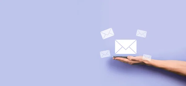 İş adamı elinde mektup simgesi, e-posta simgeleri. Haber bülteni e- postası ile bizimle irtibata geçin ve kişisel bilgilerinizi spam postasından koruyun. Müşteri hizmetleri çağrı merkezi bizimle irtibata geçin.