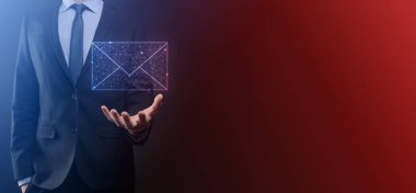 İş adamı elinde e-posta simgesi ile bizimle iletişim kurar ve kişisel bilgilerinizi spam postalarından korur. Müşteri hizmetleri çağrı merkezi bizimle iletişim kurar.