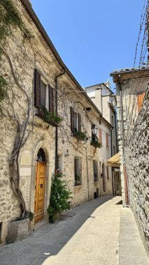 San-Marino 'daki Taş Binalar ve Ahşap Kapılar ile Büyüleyici Narrow Caddesi. Dünyanın en küçük ülkelerinden birinde kırsal taştan binalar ve ahşap kapılar bulunan antika dar bir cadde.