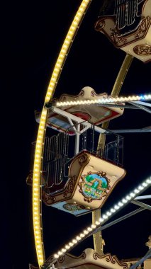 Viyana 'da bir Noel Fuarı' nda Parlak Parlak Dönme Kulübe Gece Gökyüzüne Karşı. Geceleri parlayan çok güzel aydınlatılmış dönme dolap kulübesi. Karmaşık tasarım ve canlı ışıklar.