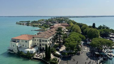 İtalya, Garda Gölü 'nün Kristal Suları ile çevrili eşsiz Sirmione Yarımadası. Garda Gölü 'nün berrak, ışıl ışıl sularıyla çevrili Sirmione yarımadasının nefes kesici manzarası.