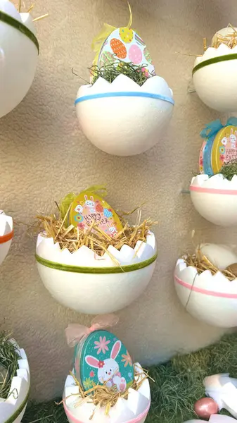 28.03.2025 Innsbruck: Kutlama için Süslü Paskalya Yumurtaları Kutlama ve Yaratıcı Konteynırlarda Gösterildi. Renkli Paskalya yumurtaları sanatsal bir şekilde festival dekorasyonlarıyla eşsiz kaplarda sergileniyor.