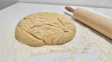 Fırında pişirme ve pişirme faaliyetleri için merdanenin yanı sıra, temiz bir yüzey üzerindeki gübre hazırlığı, lezzetli fırın ürünleri ve yemekler yaratma sürecini gözler önüne seren çeşitli pişirme ve pişirme faaliyetleri için gereklidir.
