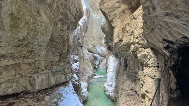 Partnachklamm 'daki Rocky Vadisi, Garmisch-Partenkirchen. Etrafı yüksek uçurumlar ve karlarla çevrili temiz sularla çevrili. Huzurlu ve resimli bir manzara yaratıyor.