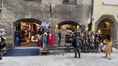 Innsbruck, Avusturya - 28 Mart 2025: Avusturya 'nın tarihi Salzburg kentindeki büyüleyici hediyelik eşya dükkanı, yerel el sanatları, giysiler ve ziyaretçiler için eşsiz hediyeler, alışveriş deneyimi konsepti