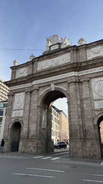 Innsbruck, Avusturya - 28 Mart 2025: Tyrol, Avusturya 'da Innsbruck kemer yolu, çarpıcı tarihi mimari, önemli bir dönüm noktası ve gezginler için popüler bir tatil beldesi