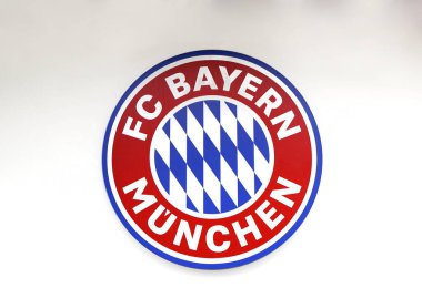 29.05.2025 Almanya: FC Bayern Münih Logosu Yüksek Detaylı Yakından Bakış Alanında Beyaz Arkaplan. FC Bayern Münih logosunun parlak ve detaylı tasviri canlı renklerini ve tasarımını