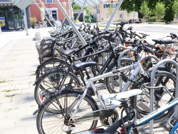 31.05.2025 Almanya: Bisiklet Sırası Kapalı Bir Açık Hava Bisiklet Rack Alanında Park Edildi. Birçok bisiklet düzenli bir şekilde kapalı bisiklet parkında park edilir, şehir aksesuarları ve