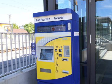 31.05.2025 Almanya: Modern Bilet Makinesi Tren İstasyonu toplu taşıma girişinde. Açık gökyüzünün altındaki bir tren istasyonunda canlı bir bilet otomatı. Önemli bir parçayı yakalar
