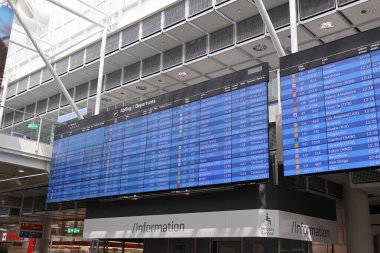 03.07.2025, Almanya, Münih: Münih 'teki Modern Havalimanı Uçuş Bilgilerini Gösterme Kurulu. Uçuş bilgileri uluslararası bir havaalanındaki büyük bir elektronik panoda görüntülendi