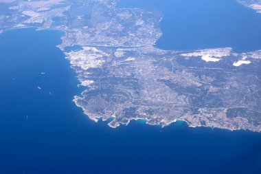 Kentsel ve Doğal Özellikleri Işıklandıran Bir Kıyı Manzarası Hava Görüntüsü. Nefes kesen bir hava manzarası geniş bir kıyı şeridini gözler önüne seriyor. Önde gelen kentsel bölgeler, çeşitli araziler ve temiz.