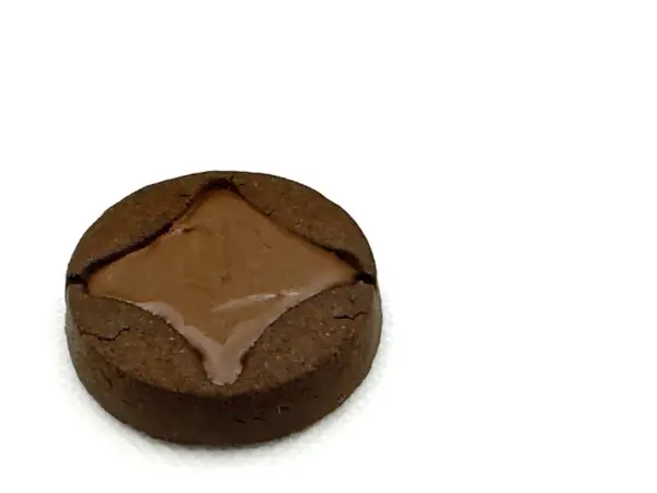 Yuvarlak çikolatalı bisküviler, beyaz arka planda izole edilmiş yıldız şeklinde çikolata kreması.