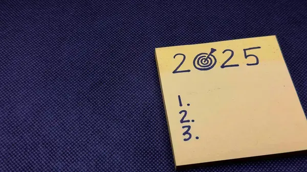 2025 yeni yıl çözümü, hedefler, planlar, ve sarı yapışkan notlar üzerine eylem konsepti, dokulu siyah arka planda izole edilmiş