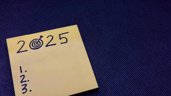 2025 yeni yıl çözümü, hedefler, planlar, ve sarı yapışkan notlar üzerine eylem konsepti, dokulu siyah arka planda izole edilmiş