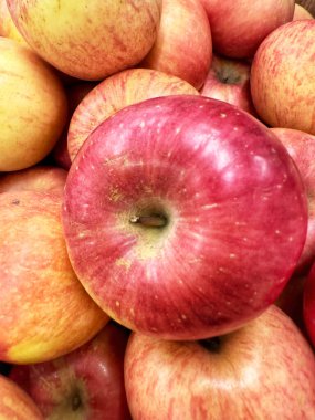 Marketteki kırmızı elmaların manzarasını kapat