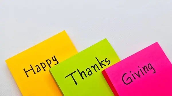 Gri arka planda üç renkli yapışkan nota yazılmış Şükran Günü mesajınız kutlu olsun. Şükran Günü konsepti.