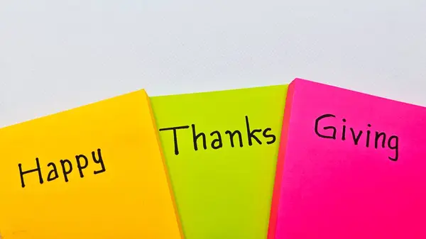 Gri arka planda üç renkli yapışkan nota yazılmış Şükran Günü mesajınız kutlu olsun. Şükran Günü konsepti.