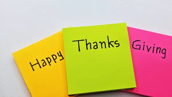 Gri arka planda üç renkli yapışkan nota yazılmış Şükran Günü mesajınız kutlu olsun. Şükran Günü konsepti.