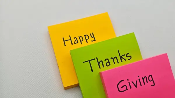 Gri arka planda üç renkli yapışkan nota yazılmış Şükran Günü mesajınız kutlu olsun. Şükran Günü konsepti.