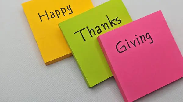 Gri arka planda üç renkli yapışkan nota yazılmış Şükran Günü mesajınız kutlu olsun. Şükran Günü konsepti.