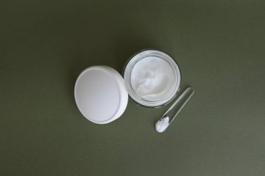 Kozmetik ürün ve boş kağıt, üst görünüm, düz yatış