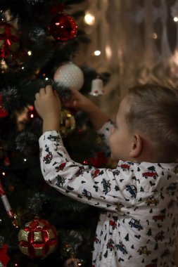 Küçük kız oyuncakları ile Noel ağacı süsleme