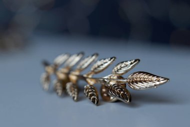 Gri arkaplanda gümüş Noel ağacı süslemesi