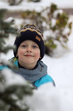 Küçük çocuk karda oynuyor. Bir oyuncakla oynayan çocuk. kış tatili
