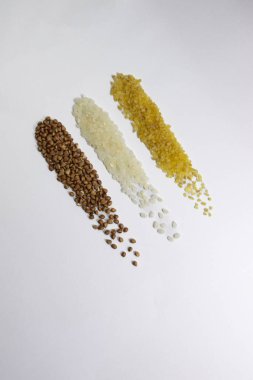 Beyaz arka planda farklı tahıllar