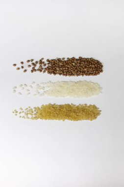 Beyaz arka planda farklı tahıllar