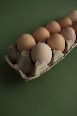 Karton tepside yumurtalar, yaklaşın.