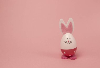 Pembe arka planda Paskalya tavşanı