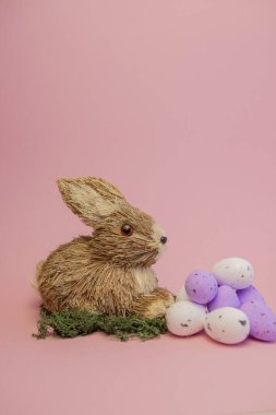 Paskalya yumurtalı Paskalya tavşanı. Paskalya kartı. Paskalya kompozisyonu. Pembe arka planda tavşan ve yumurta. Paskalya tavşanı, yumurta, tavşan ve çiçekler..