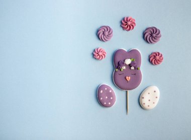 Paskalya dekoratif tatlıları. Hafif arka planda tatlı ve lezzetli kurabiyeler..