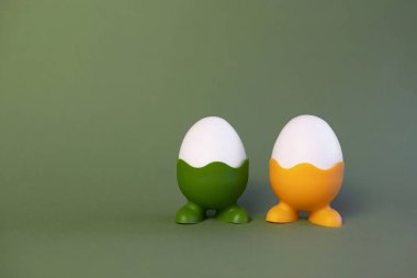 Beyaz ve sarı arkaplanlı paskalya yumurtaları