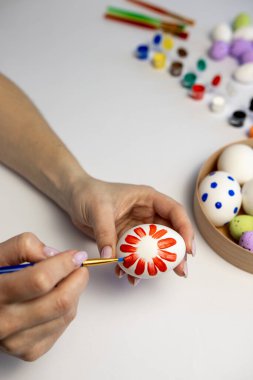 Paskalya yumurtaları bir kadının ellerinde.