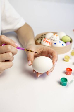 Genç kız Paskalya yumurtaları dekorasyon.