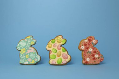 Paskalya zencefilli kurabiyeleri pembe arka planda