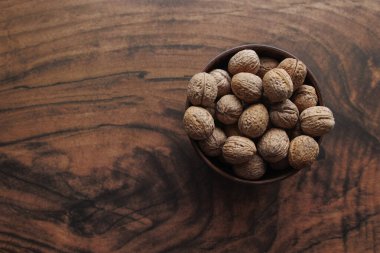 Masadaki kil kasede ceviz.