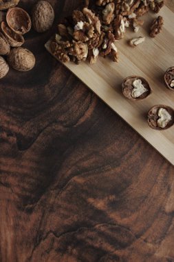 Ahşap masada farklı fındıklı kompozisyon