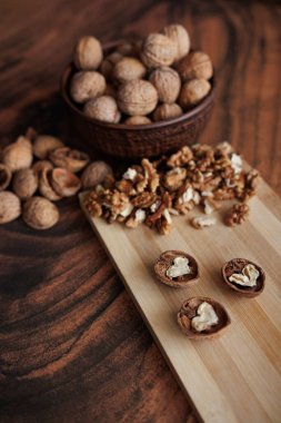 Tahta bir arka planda ceviz ve fındık.