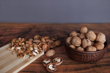 ceviz, ceviz, fındık ve fındık kıracağı masada.