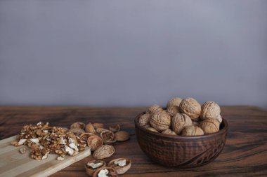 Tahtayla birlikte bir masada kilden bir kasede fındık.