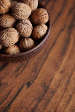 Tahta masada yakın plan ceviz resmi.