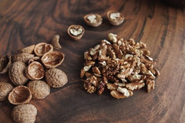 bir kase fındık ve bir fincan kahve. en üstteki görünüm.