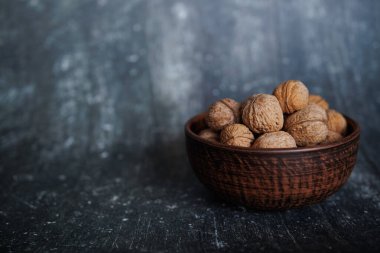 Siyah bir kasede siyah bir arka planda ceviz