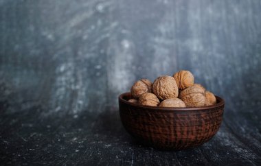 Tahta masadaki kil kasede ceviz.